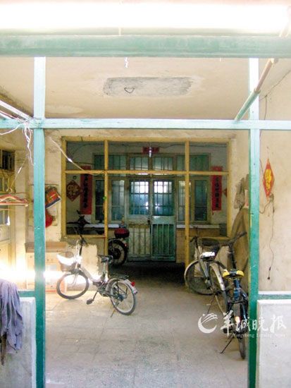 堤岭村173号内,被害人窦广东的住所人去楼空 鲁钇山 摄 堤岭村173号内,被害人窦广东的住所人去楼空 鲁钇山 摄