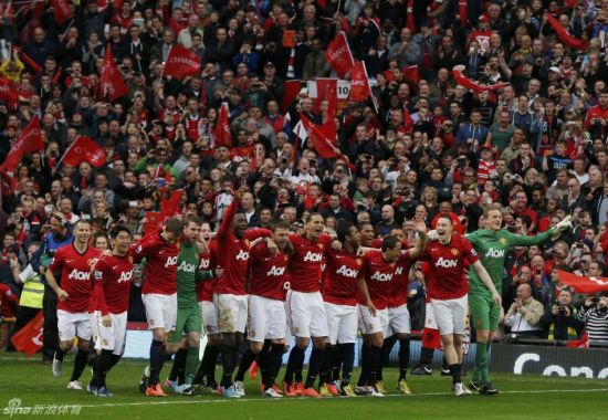 曼联众将唱着跳着庆祝冠军