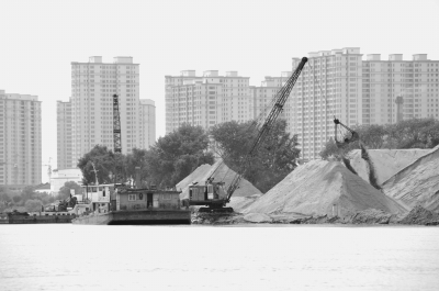 图为非法砂场正在装卸。记者 杨烨 摄