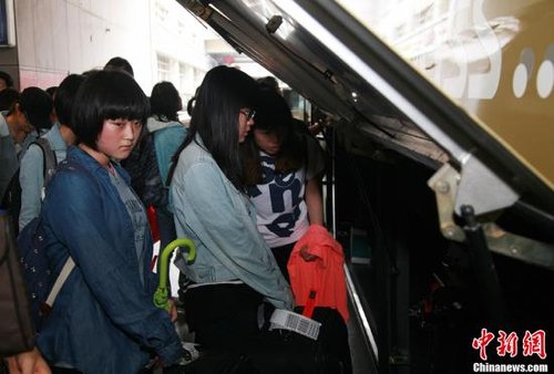 在韩亚失事航班上的141名中国人中,有近70人分别来自山西和浙江两个学生夏令营团队。7月14日下午,31名浙江师生以及2名家属和3名工作组成员搭乘G31班次高铁抵达杭州。中新社发 李晨韵 摄