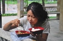 这几天有热心市民给她买吃的送穿的。