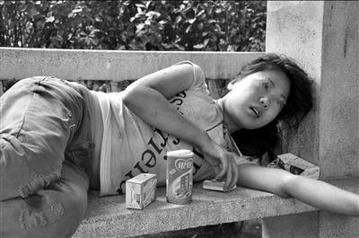 ��ǰ��֣��һ������Ů��¶����ͤ�� ��֣����������ͼ��¼�ֻ�Ӧ��ƽ̨��������ز�ʹ�����ģ�����ͼƬ�ۿ���Ƶ��