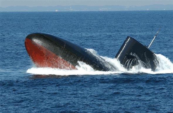 �ձ�����������Ǳͧ�봬ֻ��ײ�ݶ����(ͼ)