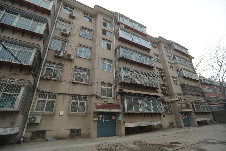 12��3�գ���ǧ��ɽ��·3��Ժ��һ��5�����¥�ڣ������׸�����ʽ¥�����ݰ�װ��ɲ���ʼ���á�һ���綯̤���������һ¥����¥����1���ӵ�ʱ�䡣