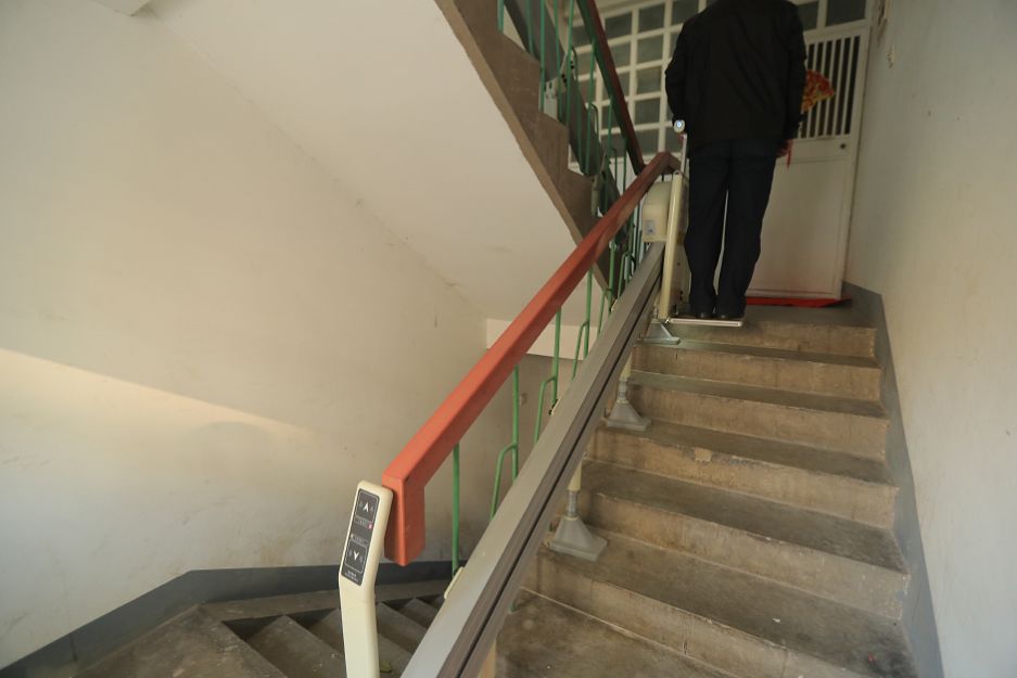 ʹ��ʱ��վ�ڲ��������ϵġ����ϡ�����ˢ����ԭ��ͣ����¥�ݷ����϶˵Ĵ��������Զ����ŵ��콵������ͣ����ǰ����̤���Զ��򿪡�