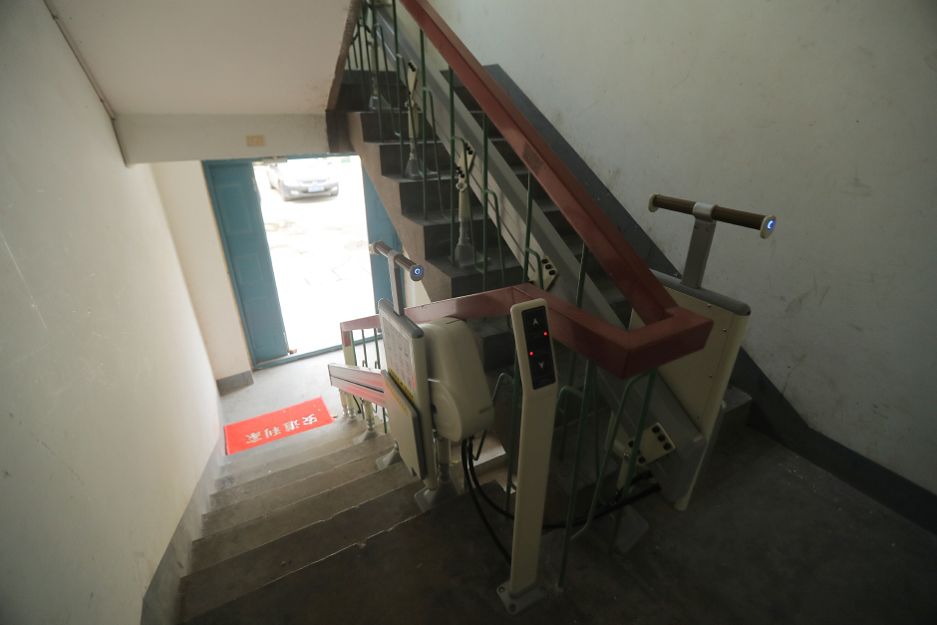 ����ÿ��¥���ﶼװ��1����������1������׮�̶��ڵ��ϡ�ƽ����¥�ݷ��ֵĵ����1���������ˡ�ÿ��ƽ�أ��ͻ�����һ����ÿ������ε��ݿ�����������