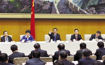昨日,国务院总理李克强在北京主持召开新一届国务院第一次全体会议,并发表重要讲话。新华社记者