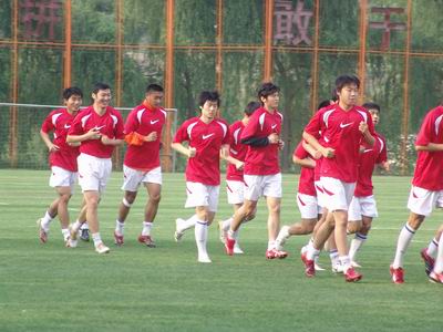 郑智租借期满正式归队回家首日即投入紧张训练(图)