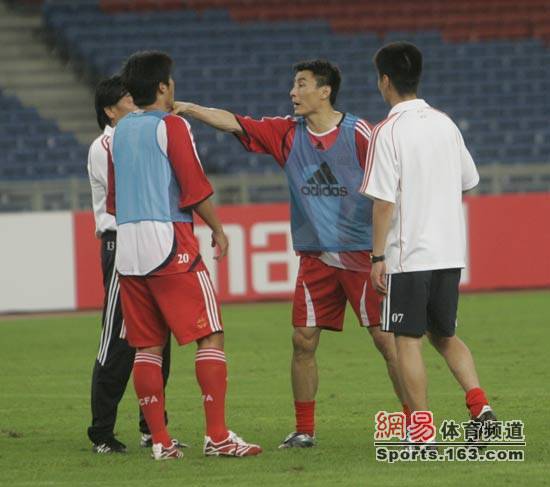 李玮峰越说越激动 李霄鹏也过来进行调解