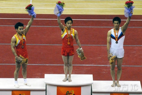 图文-体操世界杯首日战报男子自由体操邹凯获金牌