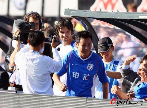 图文-申花老板朱骏首发出战利物浦朱骏披挂登场