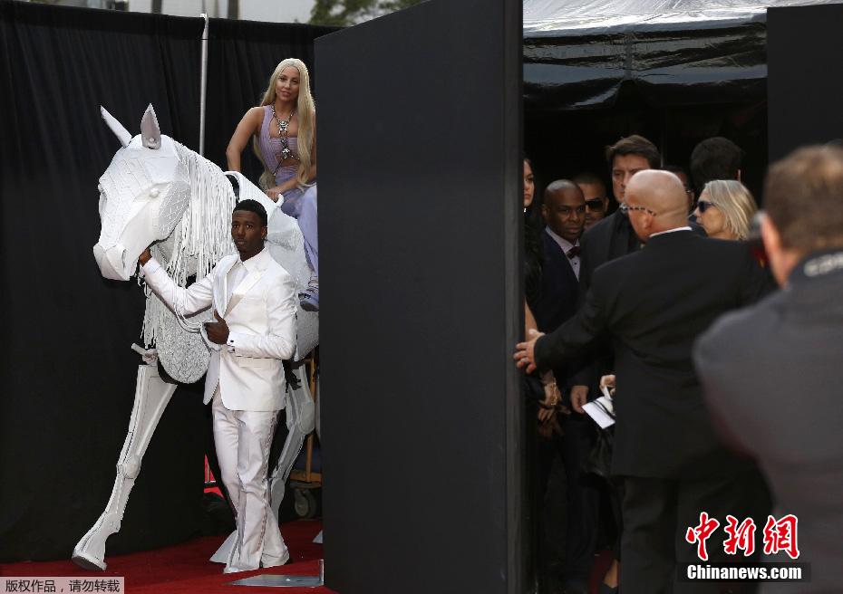 ʱ20131124գɼ41ȫֽ ͼΪLady Gaga׷ȫ