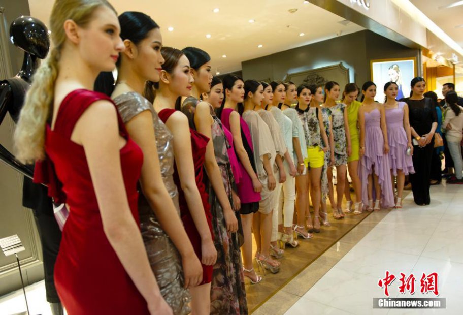 5��17�������ԡ�����������Ϊ������ļ�ʱװ�ܻ���人���̹㳡���С�