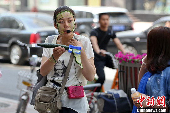 5��20�գ�ɽ��̫ԭ��ͷ��һ��Ů���ûƹ�Ƭ����������ʾ������������Ĥ�������������˲���Ů�Թ˿͵Ĺ�ע�������緢 �信�� ��