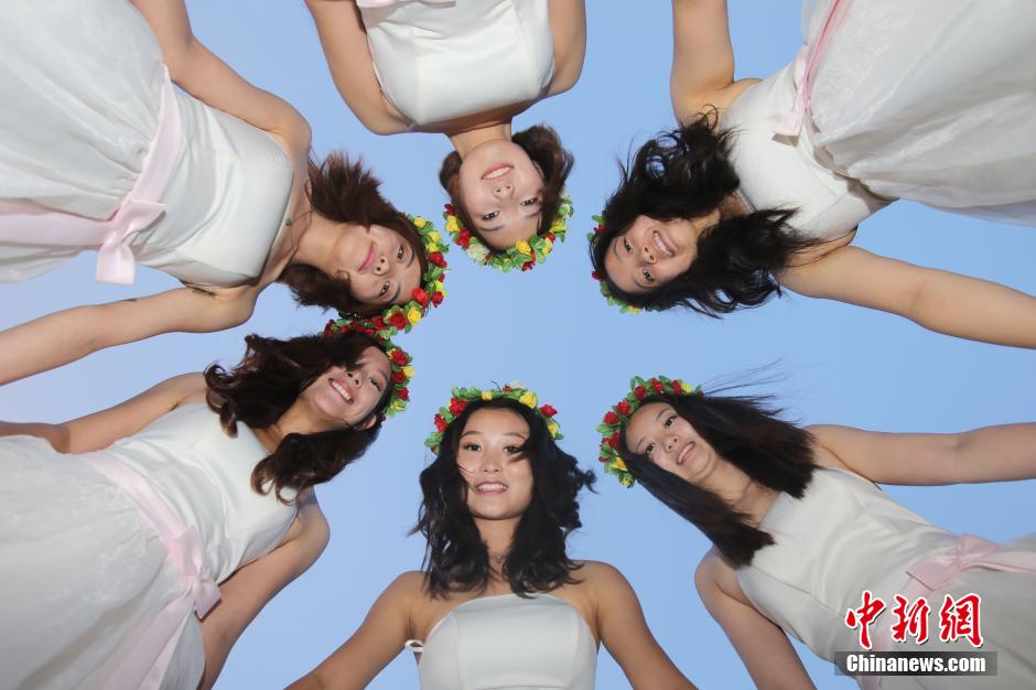 ����һ���ҵ�����й������Уѧ���Ǽ����뿪��д���Լ����ഺ���µĴ�ѧУ԰����У԰�ĸ������䣬Խ��Խ���ѧ��ѡ���������㡰��ҵд�桱�ķ�ʽ���������Լ��Ĵ�ѧ���ġ������緢 ���� ��