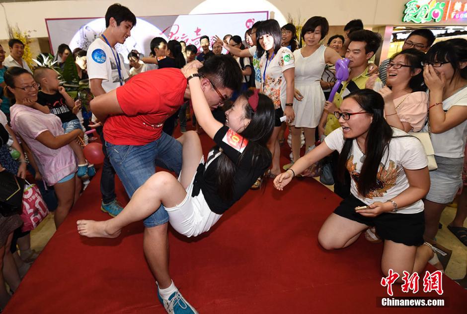 ���ȶ���ʽ�����ʽ���米ʽ����8��2������һ�����ȵĽ��Ǵ������Ͼ��˰۰���У�����������ͨ���������ơ����ɡ��ı�ƴ�������󽱣�ͬʱҲ��KISS�ķ�ʽ�󵨱���԰��˵���ֿ���塣���� ��