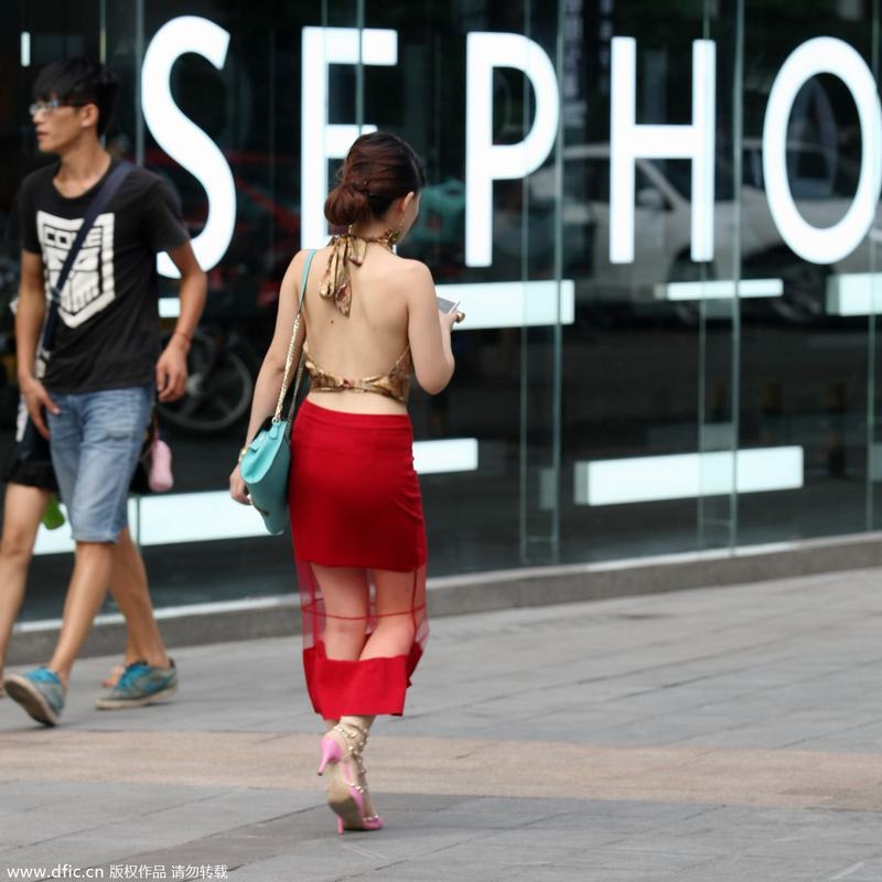 2014��8��2�գ����죬��Ů��������װ������ɽ�ǽ�ͷ�����ڶ������ע��ĳ��Ů�ϰ������š��Ƕ������°�������͸�ӳ�ȹ���Ų�í��Ь���ܵ������ڶࡰעĿ�񡱡�