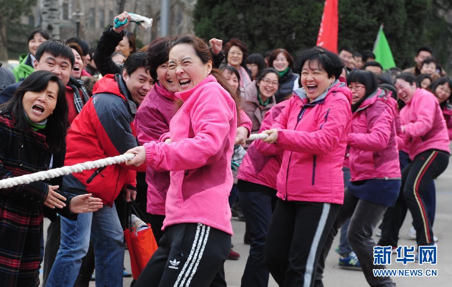 3��6�գ�Ů�̹��μ�ɽ��ʦ��Ϊ��ף�����ˡ��ھٰ�İκӱ�����