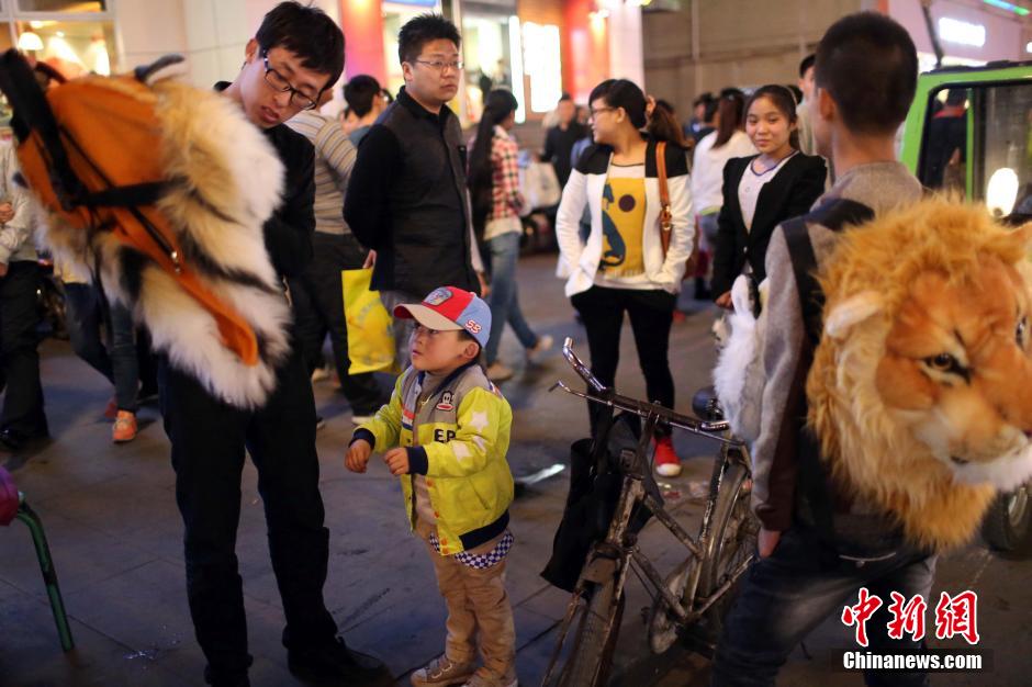 3��28��������ɽ��̫ԭ���н�ͷһ�������ӽ�������ͷ������ʨͷ��ģ����˫�米���������˲���������פ��ۿ�����һ������ۺ��˼����������緢 ���� ��