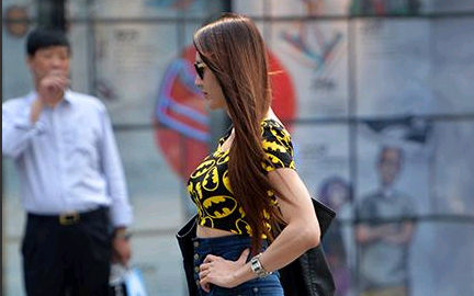 4��2�գ�������ͷ����Ů�Է׷׻������������Ͻ֡������������� ������ �㣩