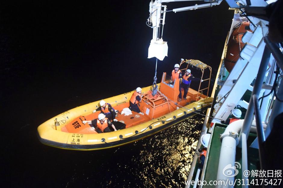 2014��4��5�����磬����Ѳ01����ɨ����Ķ�Ա�ǵ���Сͧ���ٴ��º�ȷ֤4����������������ʧ���ͻ���ϻ�������źš�