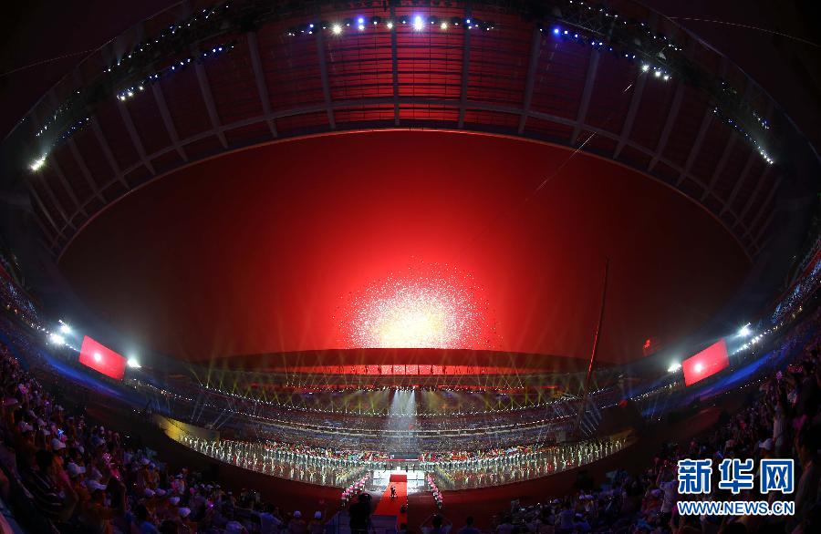 8��16�գ��ڶ����ļ��������ƥ���˶��ῪĻʽ���Ͼ�����ƥ�����ľ��С� ͼΪ��Ļʽ�ϵ����ձ��ݡ�