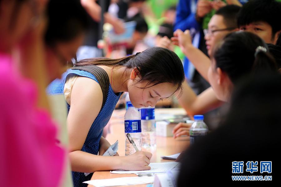 8��22�գ�һ�������ڰ�����ѧ���������գ�������ҵ��ѧ2014������������ѧ������������У��������������ѧУ��