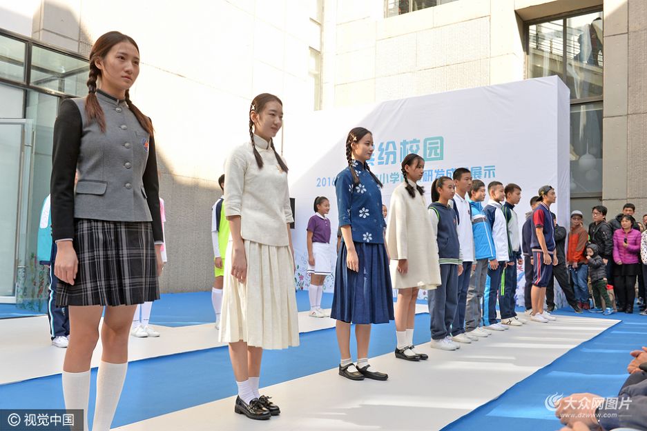 10��29�գ���������Сѧ��У���з��ɹ�չʾ���ڱ�����װѧԺ���У�60������Сѧ��չʾ��8��ϵ�е�У����70�ס�